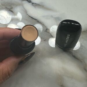 Marc Jacobs Black 36
ACCOMPLICE
CONCEALER